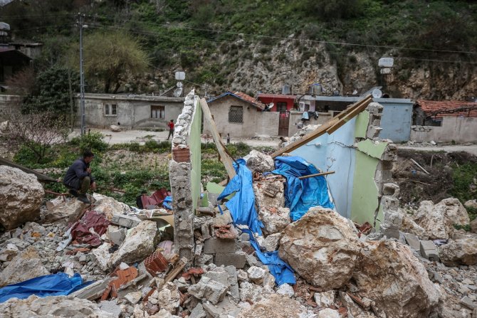 Hatay'da depremde yıkılmayan evlere dağdan kopan kayalar zarar verdi