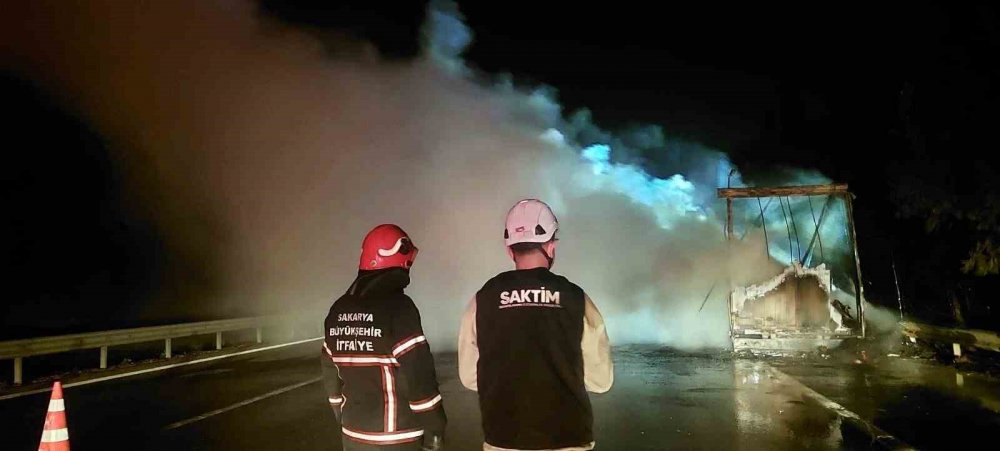 Otoyolda korkutan yangın: İplik yüklü tırın dorsesi küle döndü