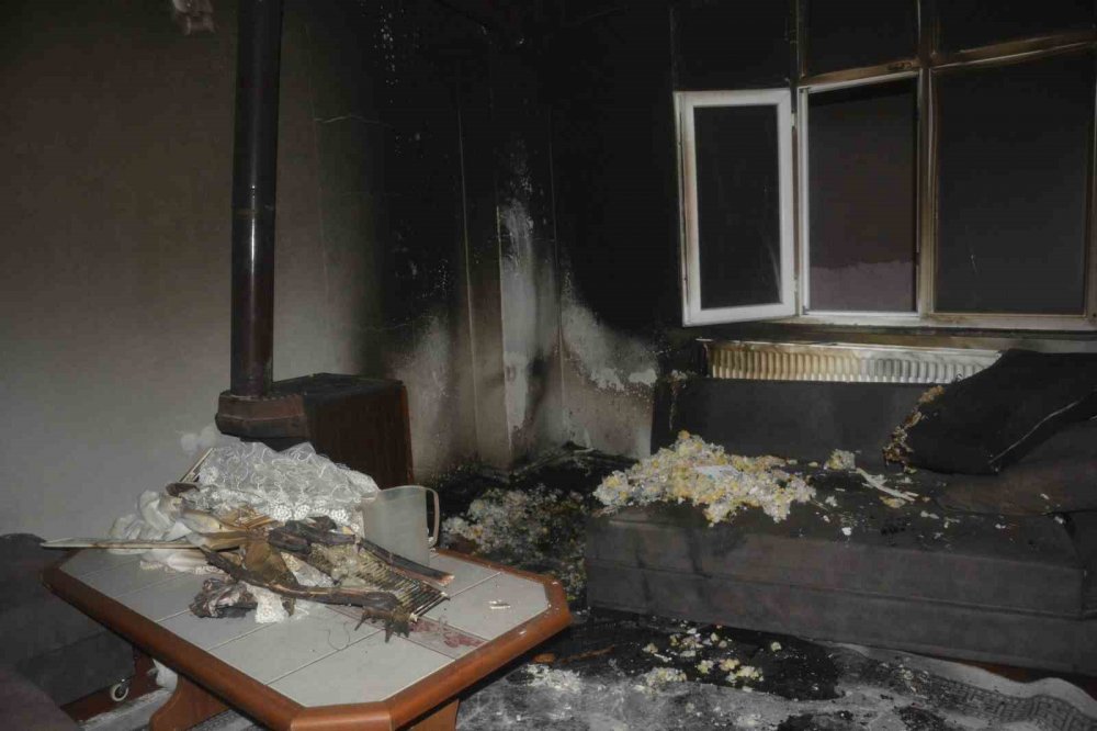 Sobadan çıkan kıvılcım evi yaktı