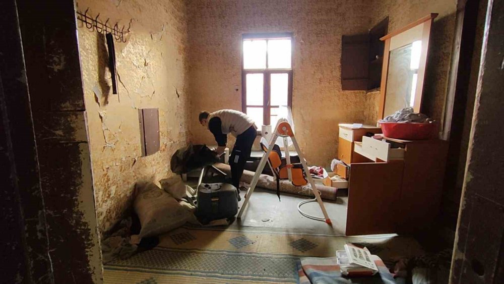 Suriyeli gencin harabeye dönen evinden eşya kurtarma çabası