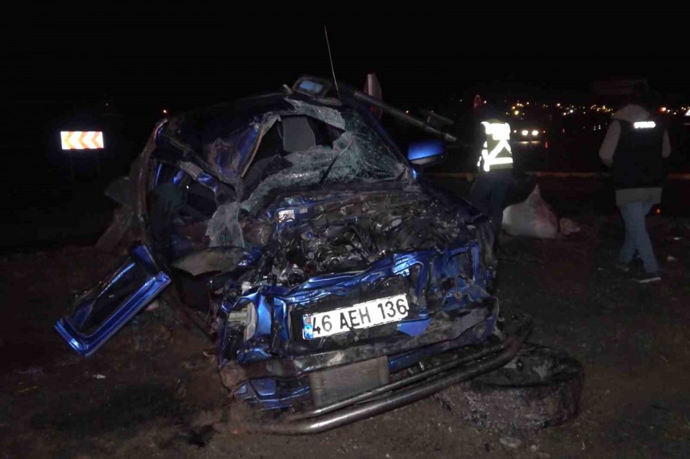 Tomruk yüklü tır ile pikap çarpıştı: 1 ölü, 5 yaralı