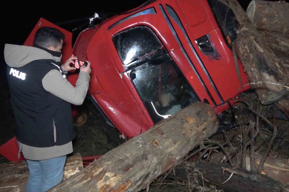 Tomruk yüklü tır ile pikap çarpıştı: 1 ölü, 5 yaralı