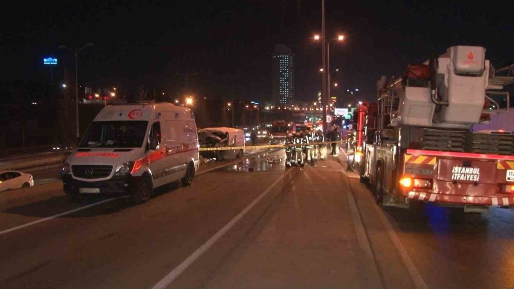 16 yaşındaki sürücünün kullandığı otomobil minibüse çarptı: 1 ölü 2 yaralı