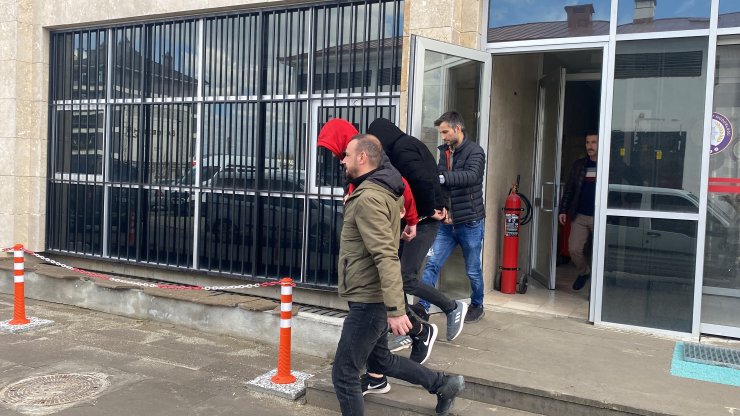 3 şüpheli, arkadaşlarının evinden hırsızlık yaparken suçüstü yakalandı