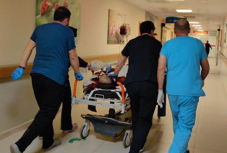 Bıçak yerinden çıktı, boynundan ağır yaralandı