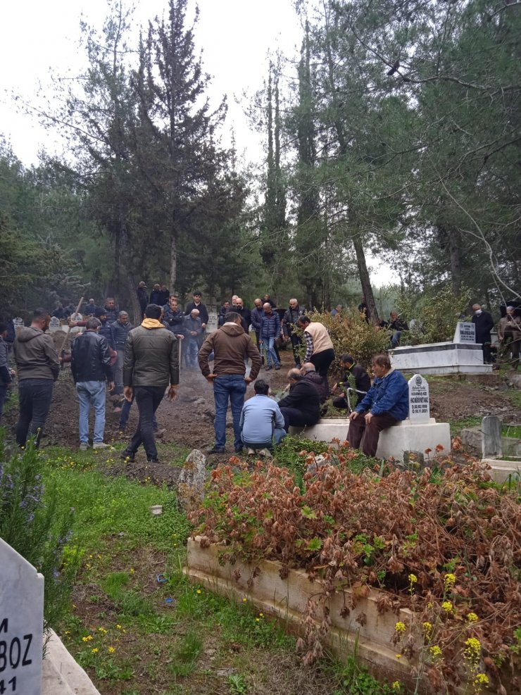 Enkaz başında beklediği eşinin cenazesi kimsesizler mezarlığında çıktı