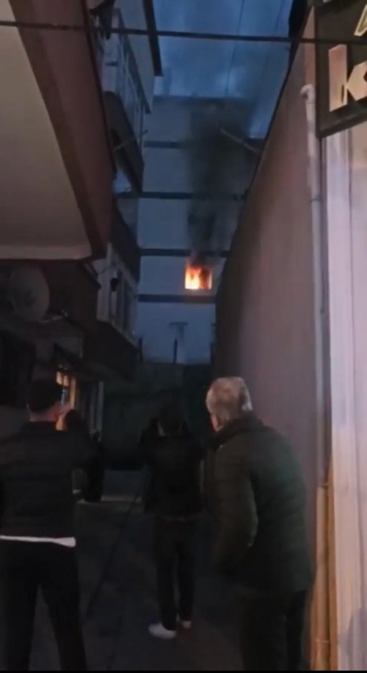 Evi alev alev yanarken balkona çıkıp, alkol almaya devam etti