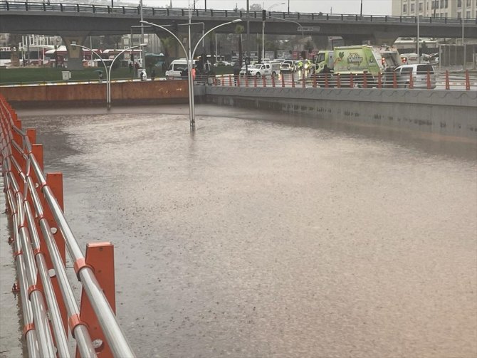 Şanlıurfa'da sağanak derelerin taşmasına neden oldu