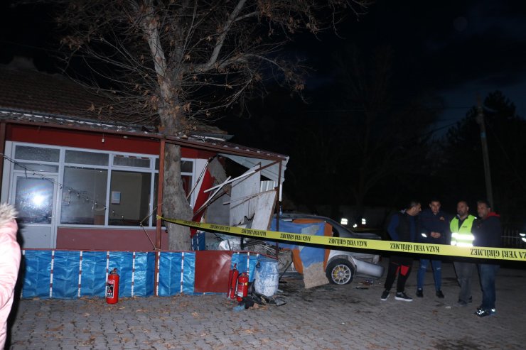 3 aracın karıştığı zincirleme kazada 2 kişi yaşamını yitirdi, 2 kişi yaralandı