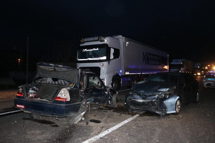 3 aracın karıştığı zincirleme kazada 2 kişi yaşamını yitirdi, 2 kişi yaralandı