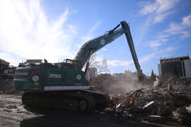 Kahramanmaraş'ta 22 binanın daha yıkımına başlandı