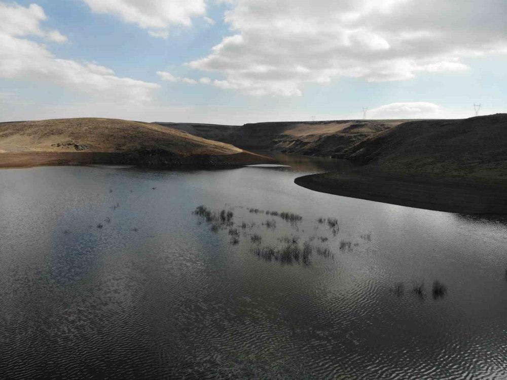 Baraj gölünün buzları çözülüyor