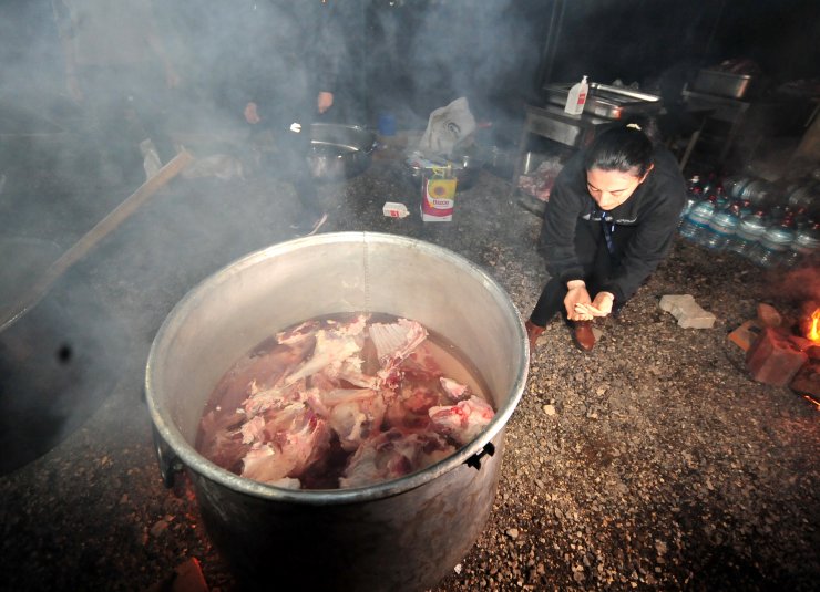 Depremin 40'ıncı gününde 'hırisi' pişirildi