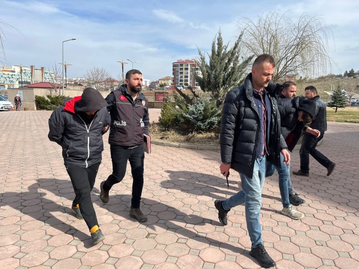 Sahaya girip Fiorentinalı futbolcuya saldıran 2 taraftar adliyede