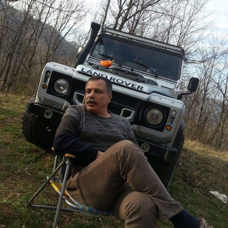 Direksiyon başında kalp krizi geçiren sürücü, park halindeki 2 otomobile çarpıp öldü