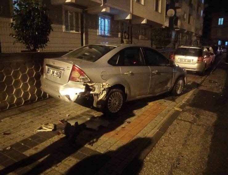 Direksiyon başında kalp krizi geçiren sürücü, park halindeki 2 otomobile çarpıp öldü