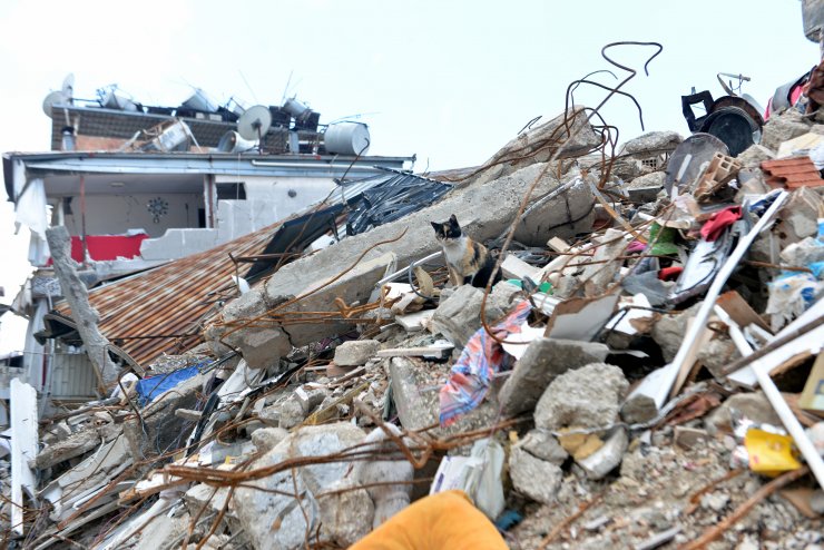 Hatay'da ağır hasarlı binalardan eşya kurtarma çabası