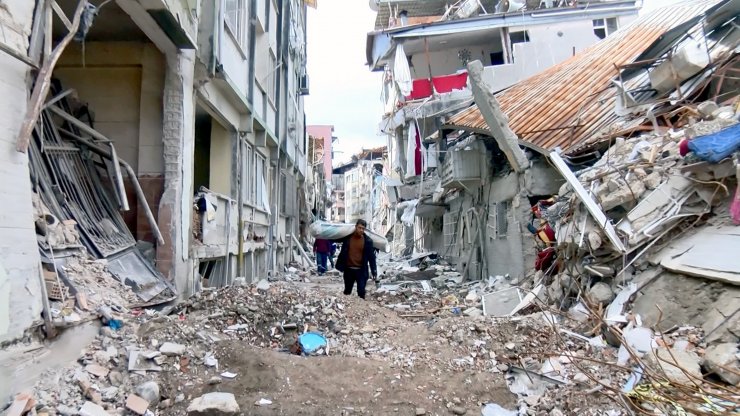 Hatay'da ağır hasarlı binalardan eşya kurtarma çabası