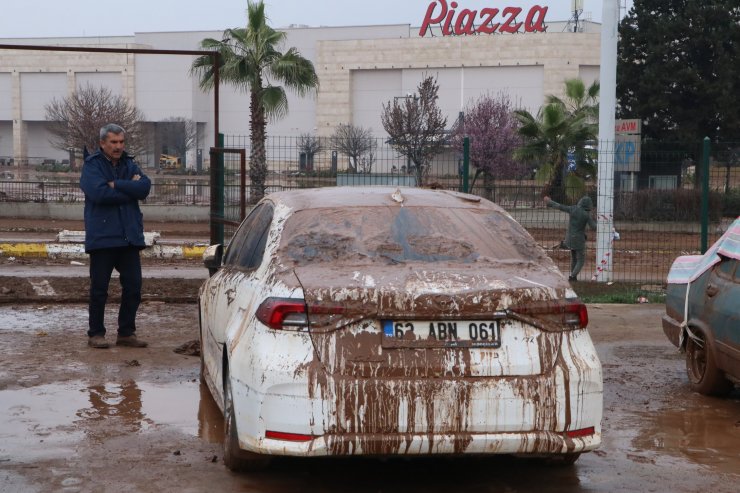Şanlıurfa'da su basan otoparktaki 170 araç çıkarıldı, kayıp TIR şoförü aranıyor