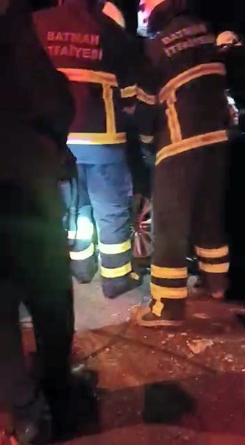 Tır otomobile çarptı: 4 yaralı