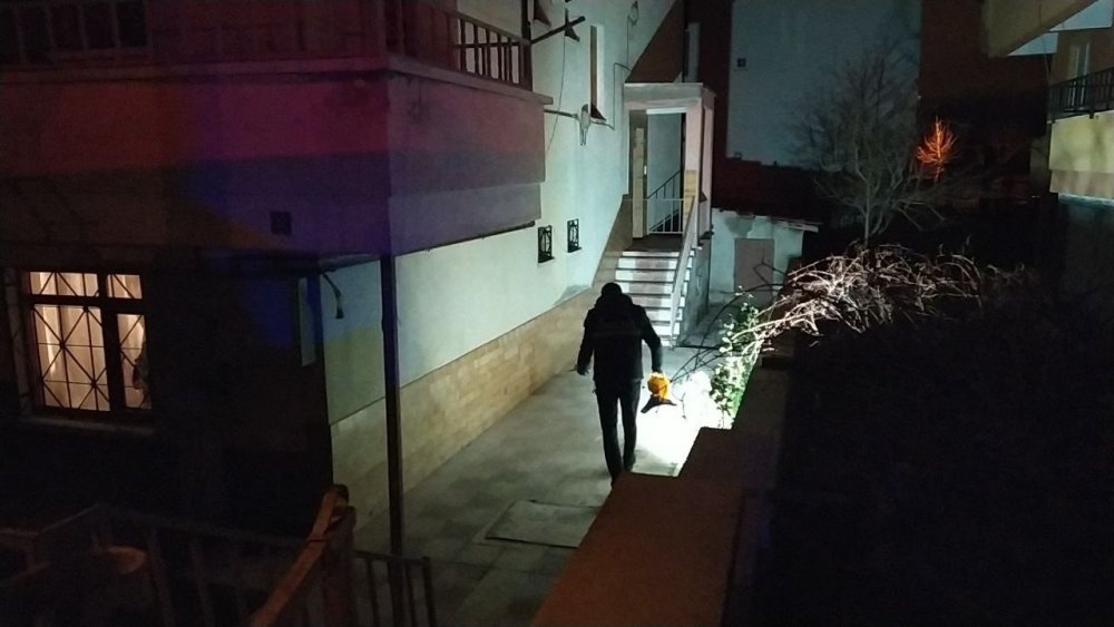 Ablasının evini pompalı tüfekle kurşunladı