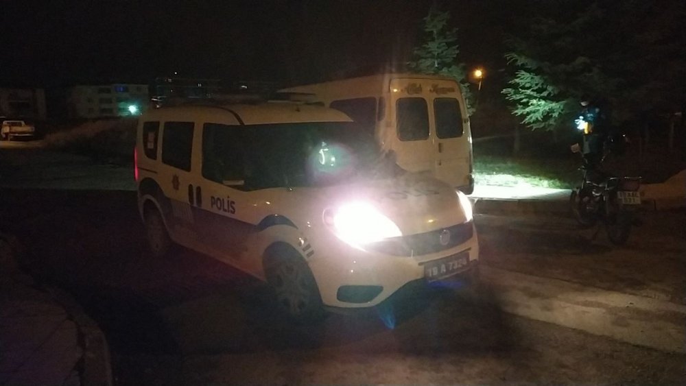 Ablasının evini pompalı tüfekle kurşunladı