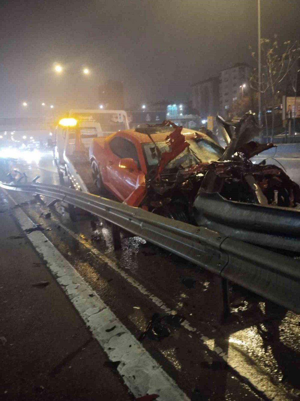 Ataşehir’de motosiklete çarpan otomobil bariyere girdi: 1 yaralı