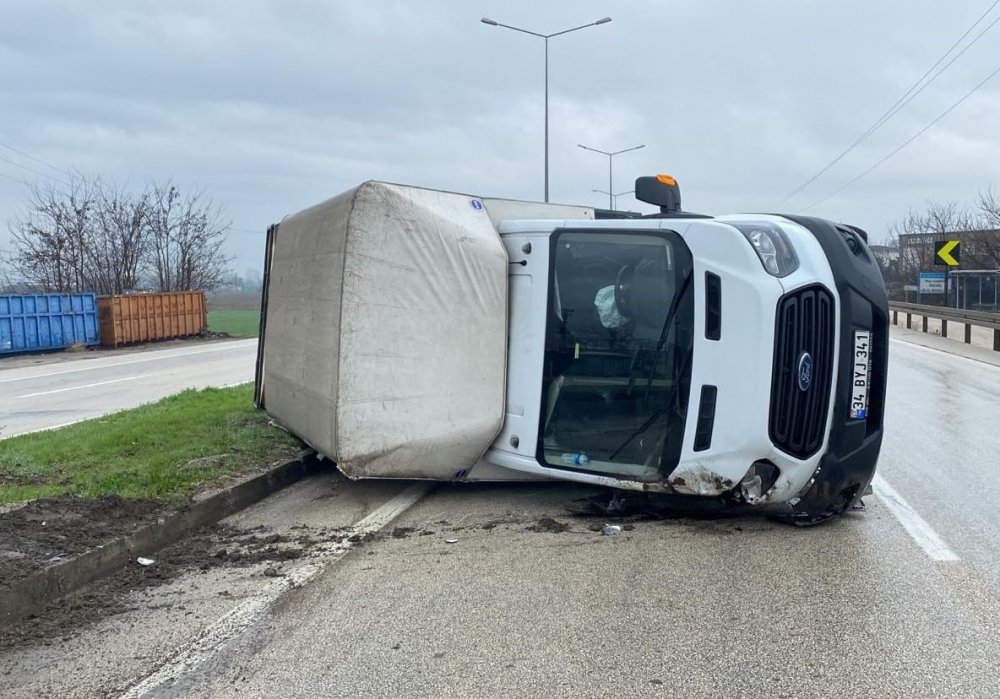 Bursa’da kontrolden çıkan kamyonet yan yattı: 1 yaralı