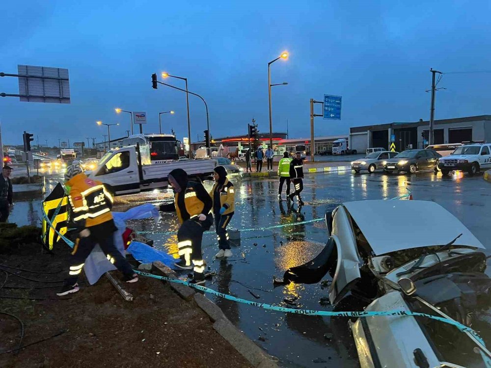 Deprem bölgesine giden AFAD aracı kaza yaptı: 1 ölü, 9 yaralı