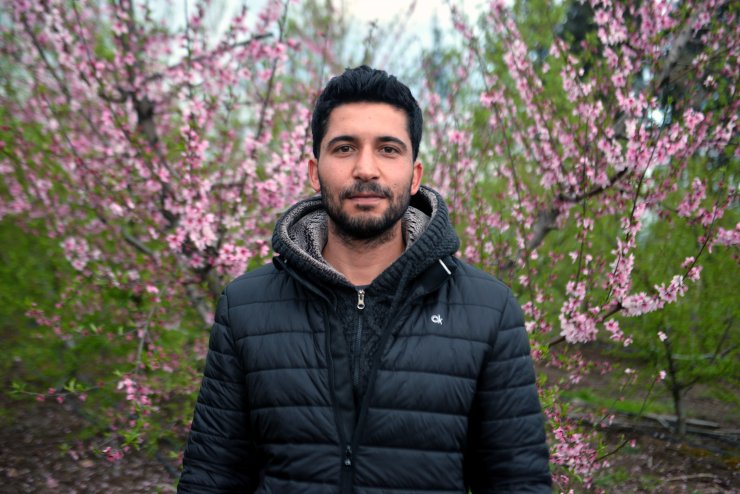 Depremde evi yıkılan çiftçi, şeftali üretimine devam ediyor