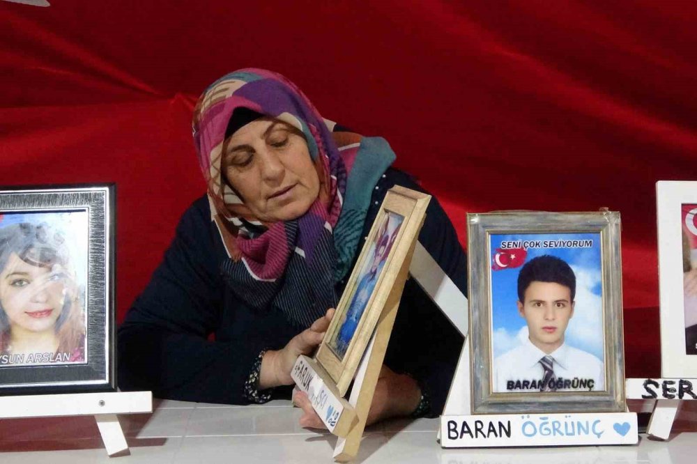 Evlat nöbetindeki anneden oğluna çağrı: “Oğlum, yeter ki sesini duyayım”