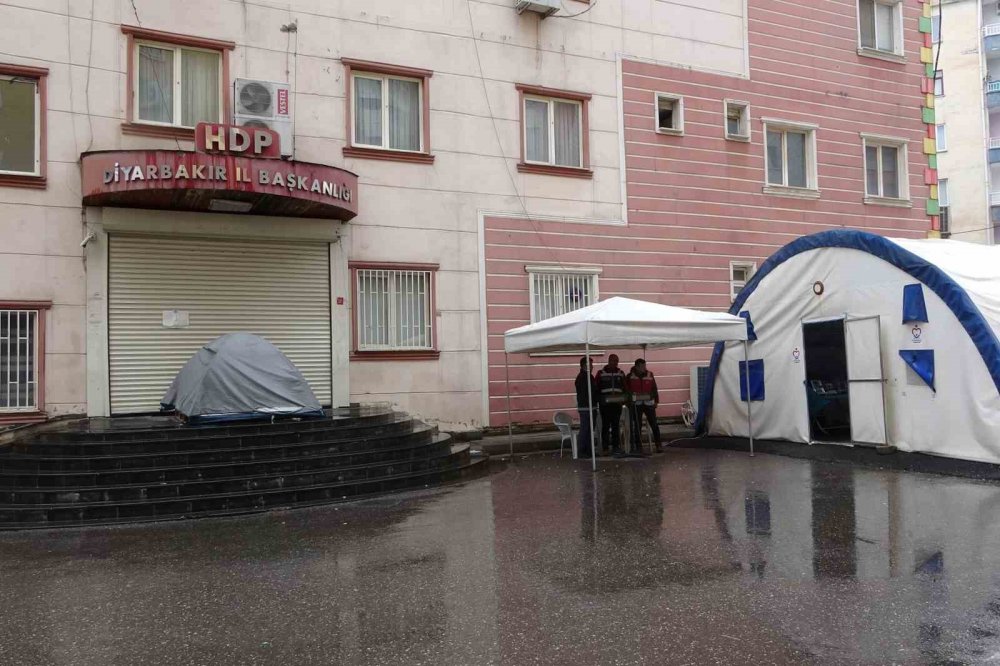 Evlat nöbetindeki anneden oğluna çağrı: “Oğlum, yeter ki sesini duyayım”