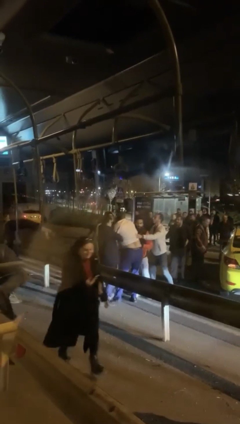 İstanbul’da bastonlu, bıçaklı ve yumruklu trafik kavgaları kamerada