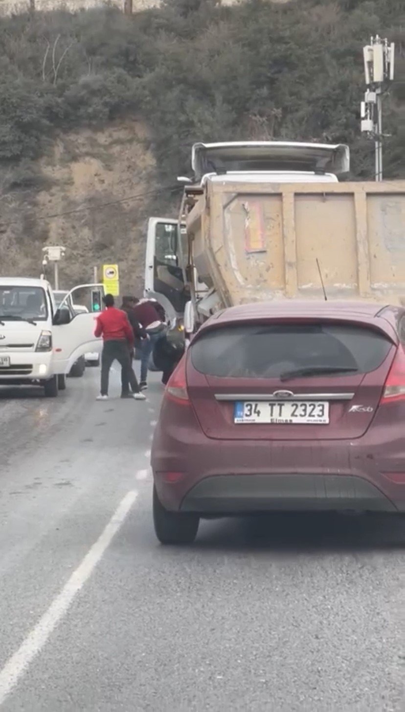 İstanbul’da bastonlu, bıçaklı ve yumruklu trafik kavgaları kamerada