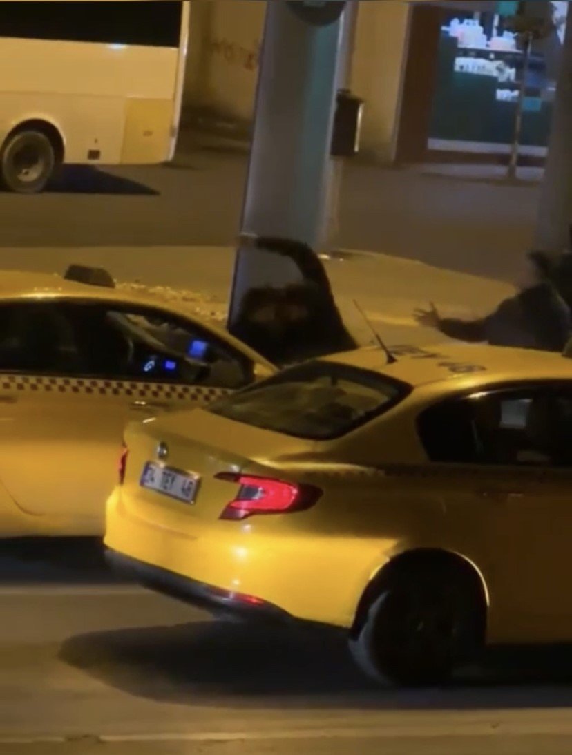 İstanbul’da bastonlu, bıçaklı ve yumruklu trafik kavgaları kamerada