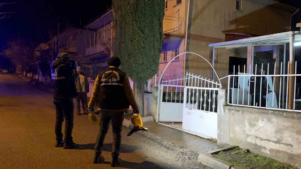 Kardeşler evlerinin önünde silahlı saldırıya uğradı