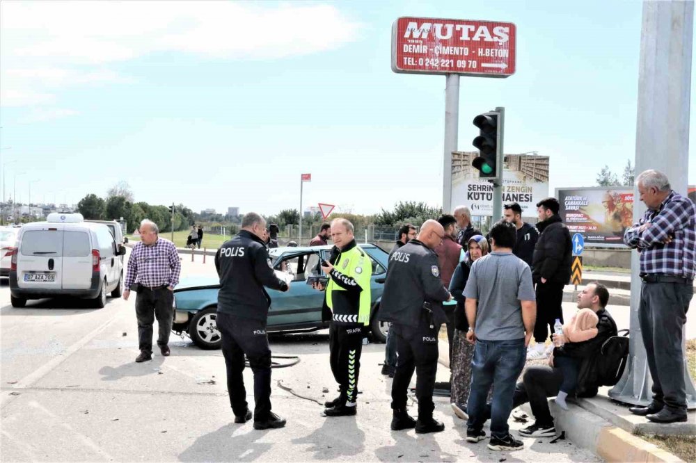 Kazada yaralanan baba ağlayan çocuğunu bir an olsun bırakmadı