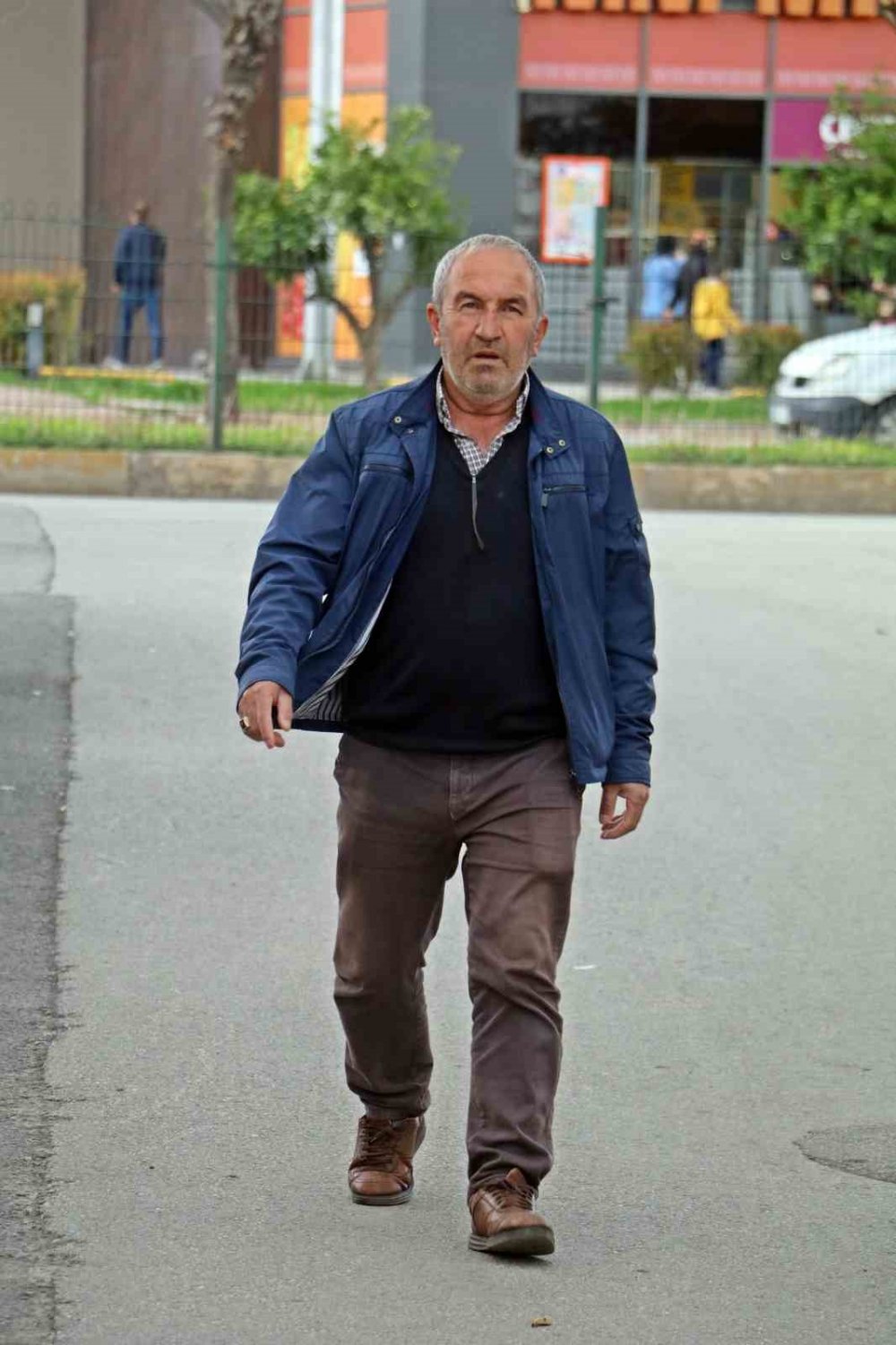 Kulak zarını patlatana kadar dövdüler, yanlış adamı dövdüklerini fark edince kaçtılar!