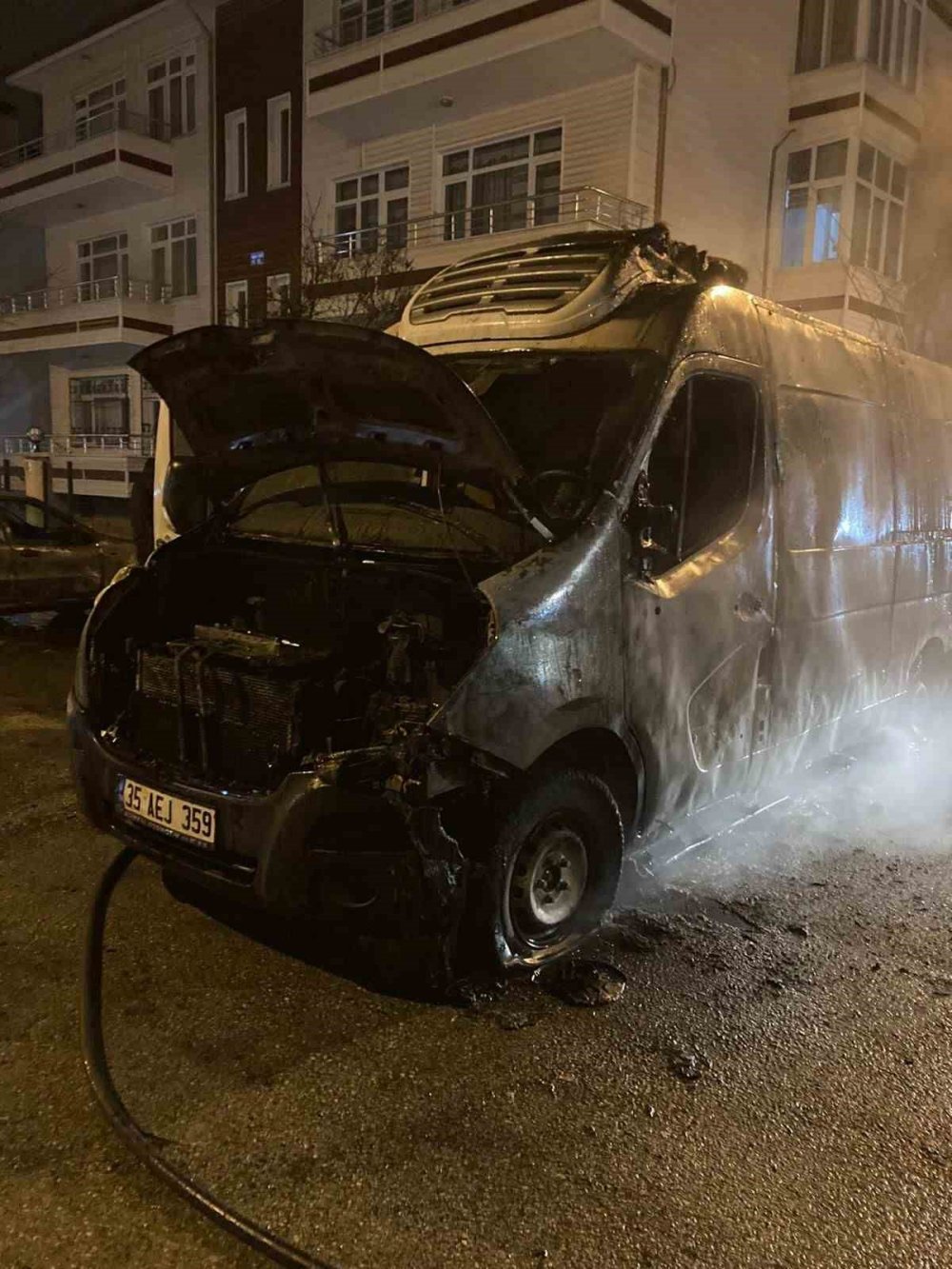 Kütahya’da park halindeki minibüs yandı