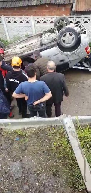 Otomobil mahalle yoluna düşerek ters döndü