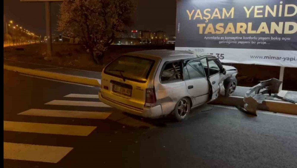 Otomobiller Çarpıştı: 3 yaralı