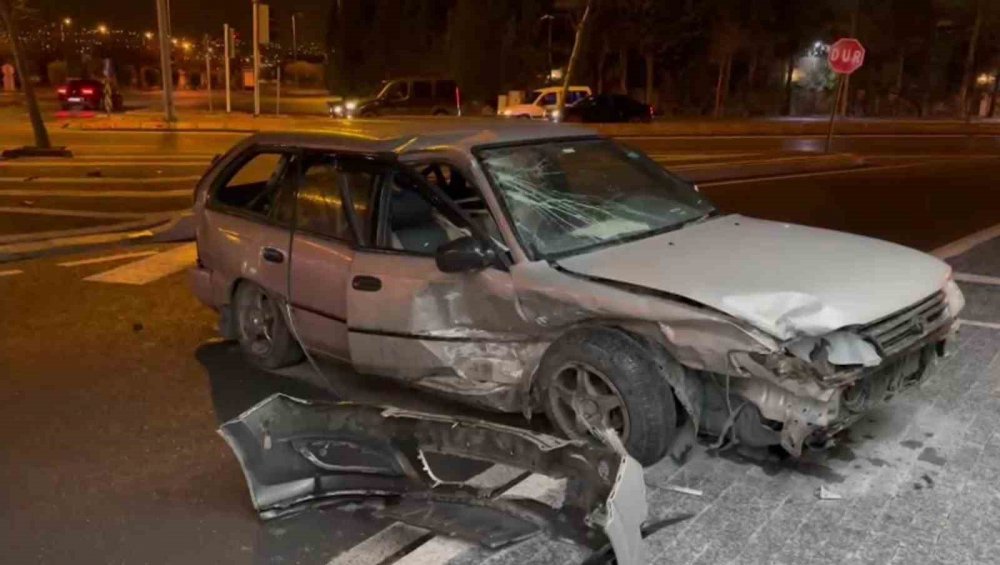 Otomobiller Çarpıştı: 3 yaralı