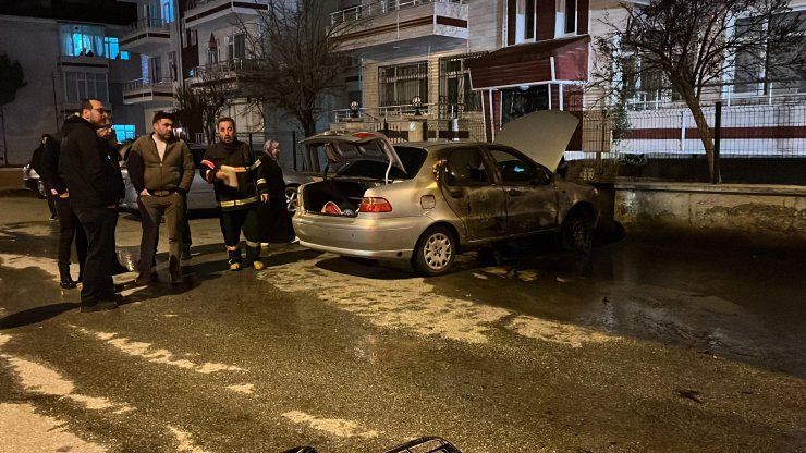 Park halindeki minibüste çıkan yangın, otomobile de sıçradı