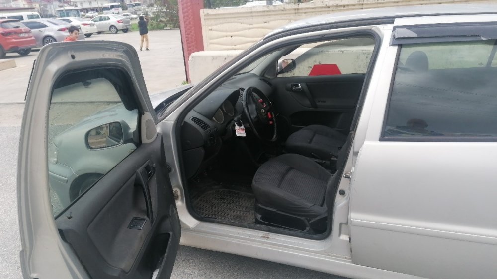 Silahla vuruldu, yaralı vaziyette aracını kullanarak karakola sığındı