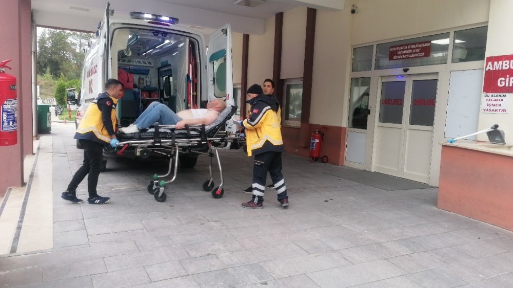 Silahla vuruldu, yaralı vaziyette aracını kullanarak karakola sığındı