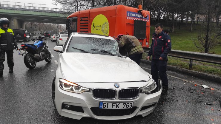 Virajı alamayan otomobil temizlik aracına çarptı