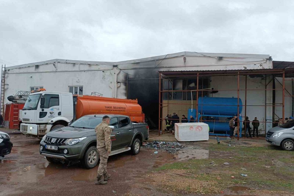 Yardım malzemelerinin bulunduğu depoda yangın çıktı
