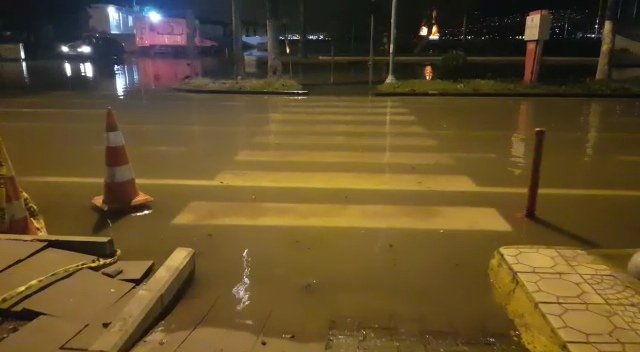 İskenderun'da denizin yükselmesi sonucu su baskını