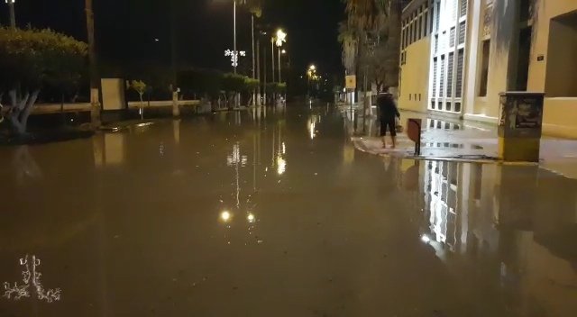 İskenderun'da denizin yükselmesi sonucu su baskını