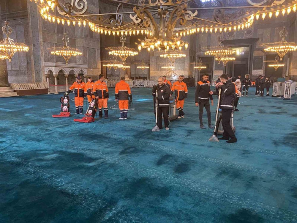 Ayasofya Cami Ramazan ayı öncesi gül suyu ile yıkandı